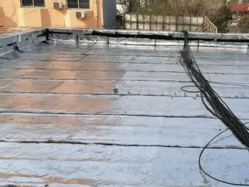 渭南市卫生间漏水维修公司分享下渭南市屋面楼顶防水刚性防水层施工要点。